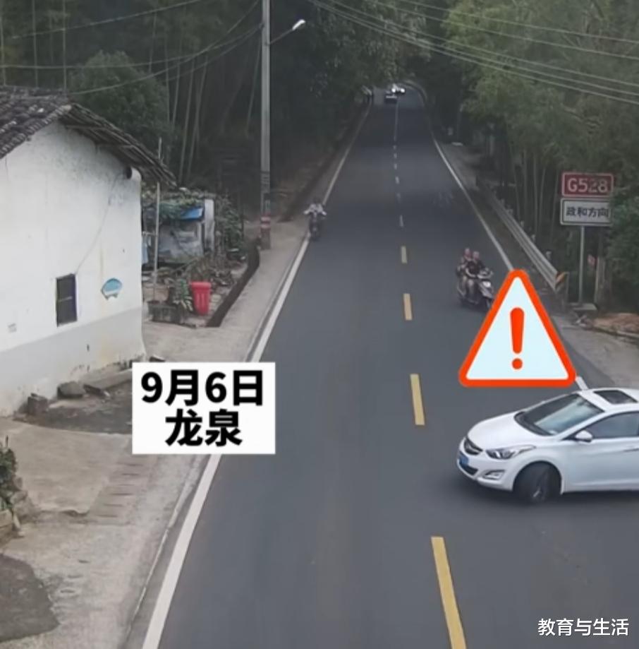 轿车进入主道恰遇装满长竹子的货车急刹车