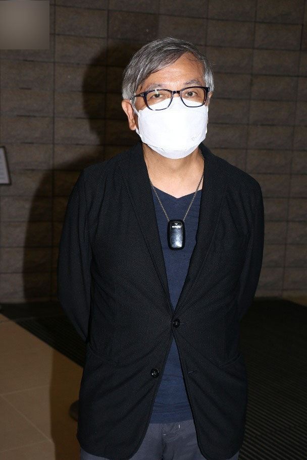 罗启锐|众星冒雨送罗启锐遗体火化，任达华、洪金宝扶灵，遗孀神情哀伤