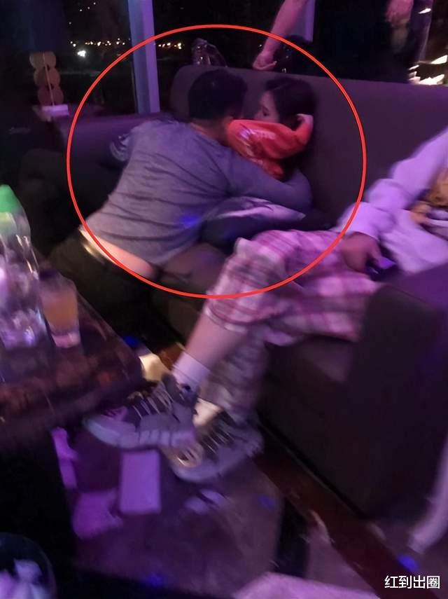 汪小菲|汪小菲婚内出轨证据曝光!醉酒后当场搂住张颖颖,半跪地上动作大胆