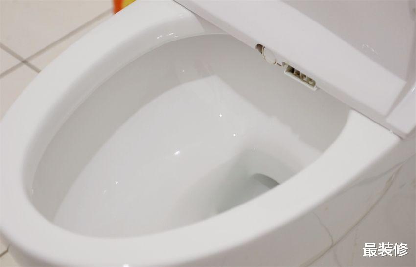 为什么马桶用久了吸力小,整天臭烘烘?这4个地方是“罪魁祸首”