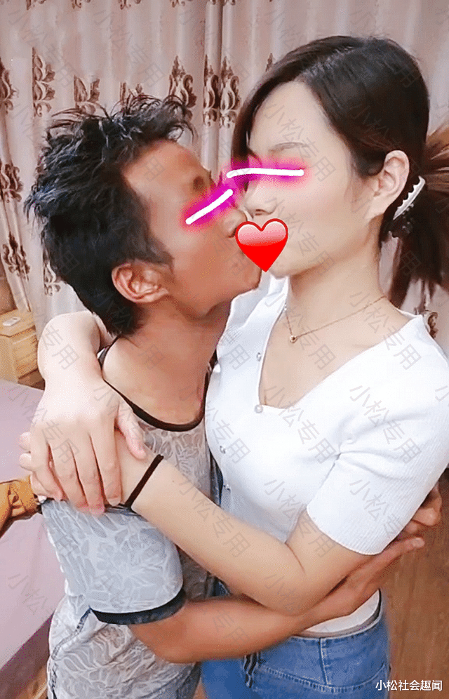 男子跟女友秀恩爱,搂腰亲吻羡煞网友,自嘲癞蛤蟆也能吃上天鹅肉