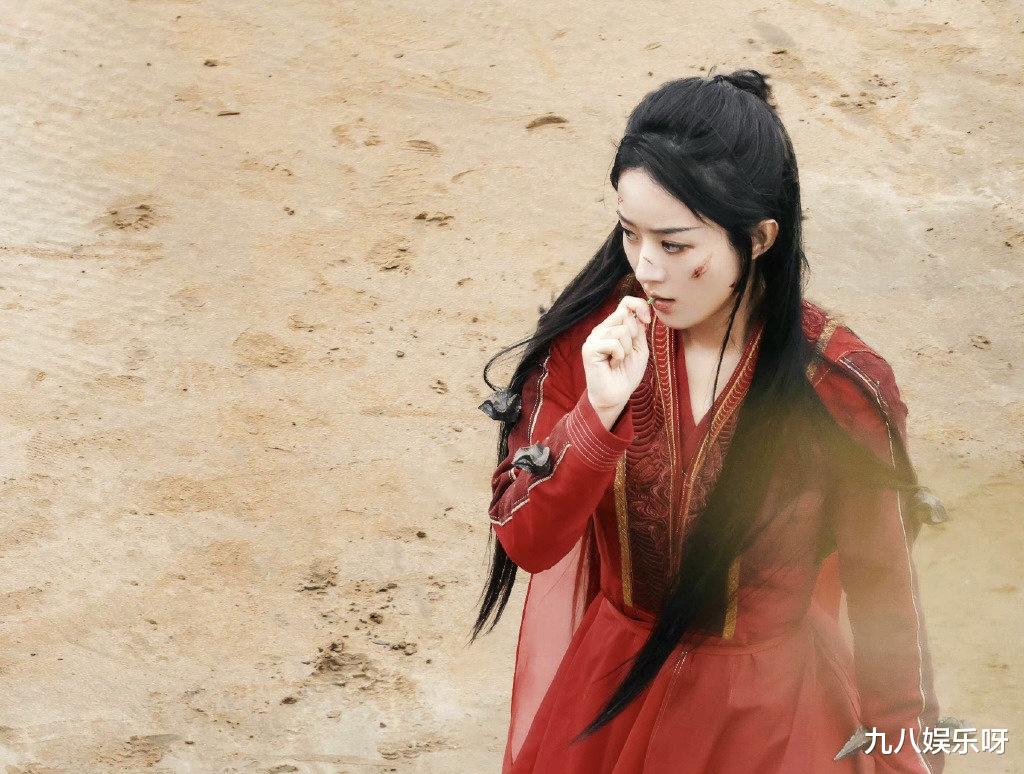 赵丽颖|赵丽颖战损造型路透，红衣美强惨，叼着棒棒糖走路带风