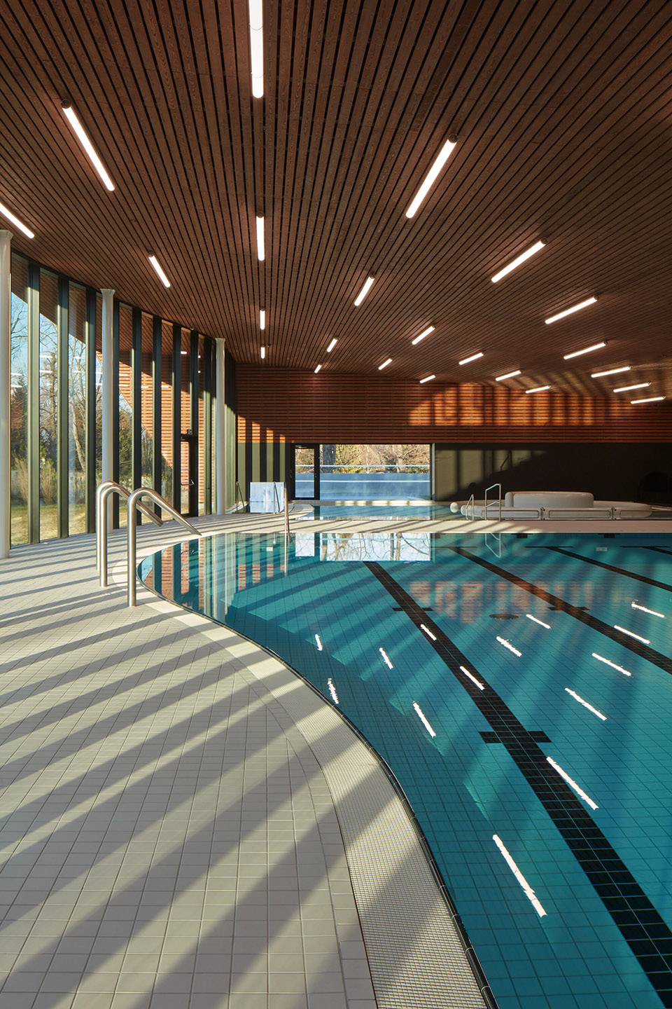 亿伽设计│温泉设计│Louny市政游泳馆:将泳池的活动场景置入城市公共空间