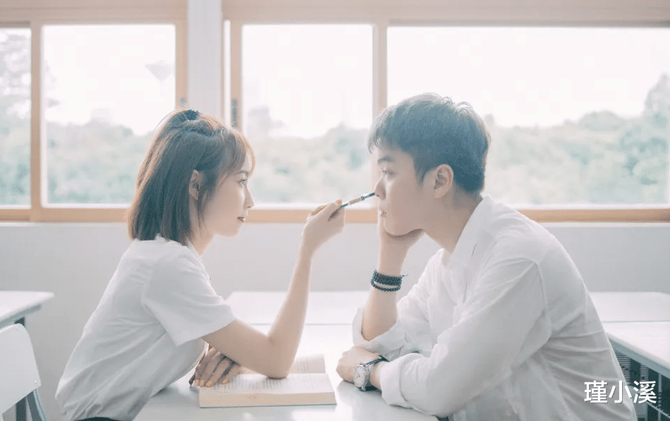 丁香花|“那坟前开满丁香花”，20年前爆红的《丁香花》，唱的亡者是谁？