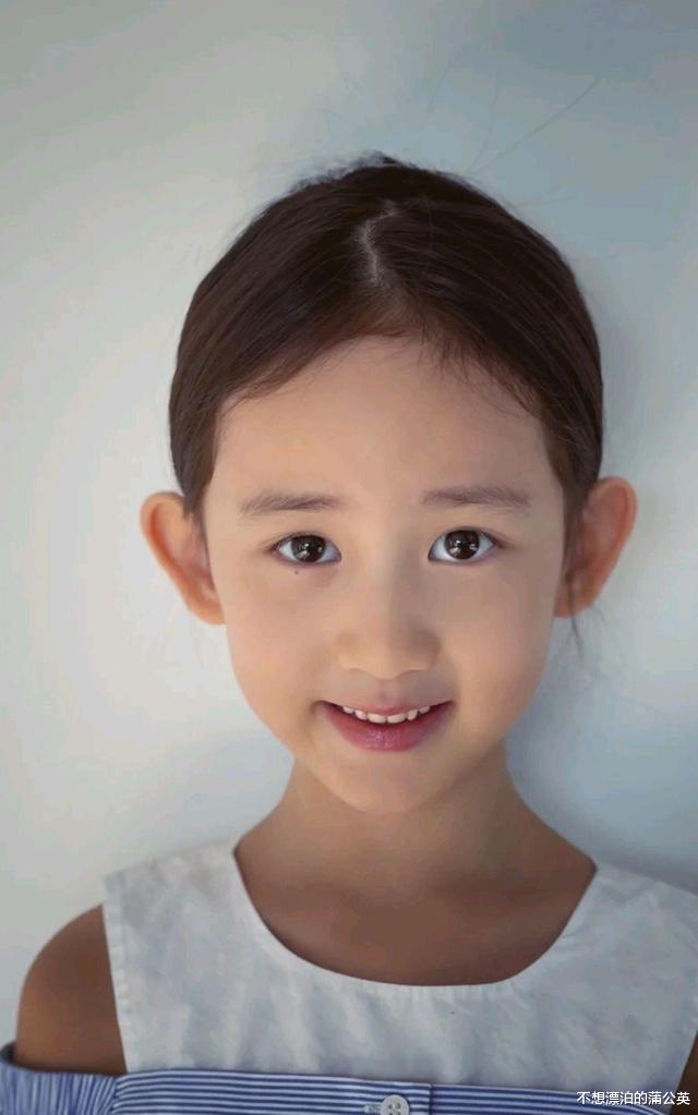 孙莉|孙莉晒女儿戴墨镜草帽凹造型,黄少艾8岁就有手机,豁牙笑很喜感