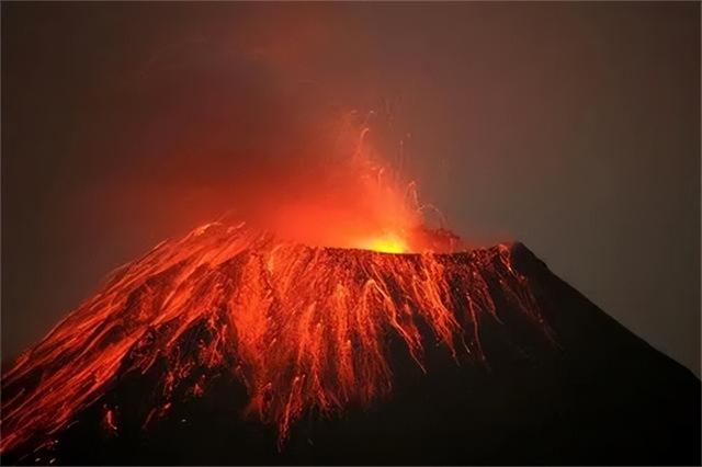 专家误判是“火山口”,男子花低价将其买下,结果家族成亿万富豪