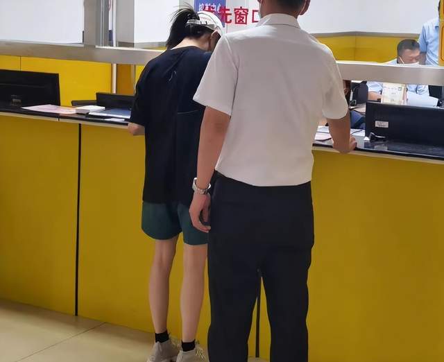 刘浩存|网友偶遇刘浩存考科目三，穿搭休闲背影清瘦，衣着朴素就像邻家小妹