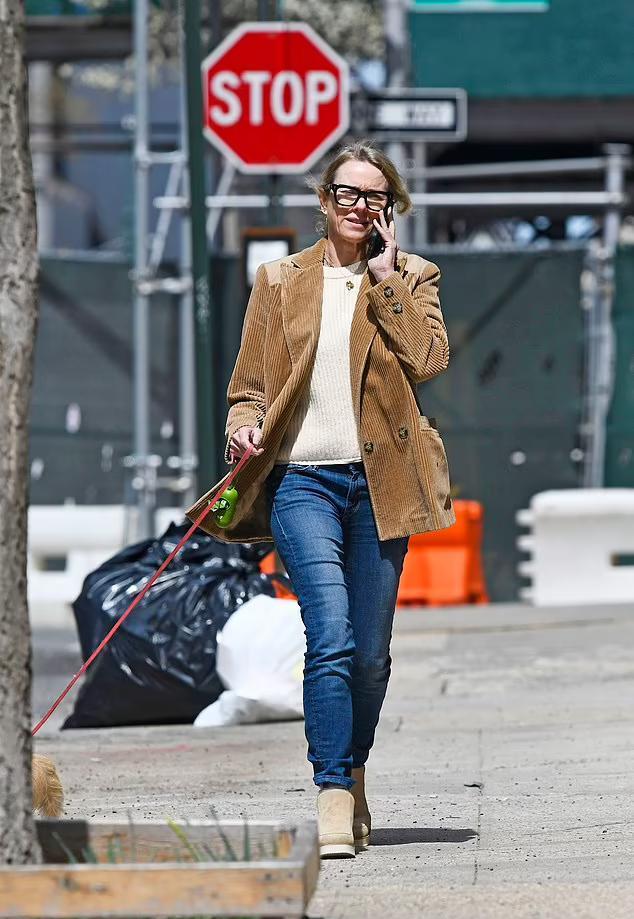 娜奥米·沃茨|53岁娜奥米沃茨素颜皱纹明显，毫无人工痕迹美得自然，印堂发光