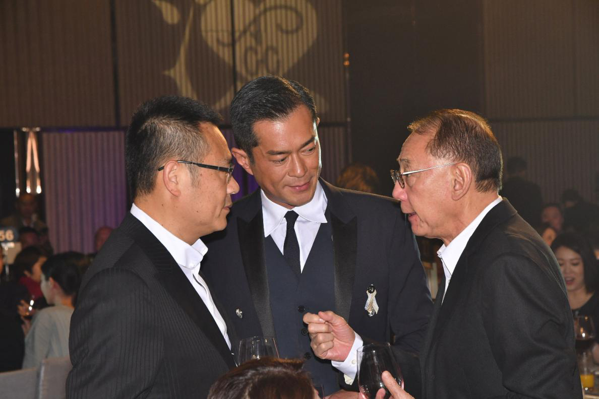 杨受成|79岁杨受成罕见探班谢霆锋！满面笑容状态好，身强力壮比肩张学友