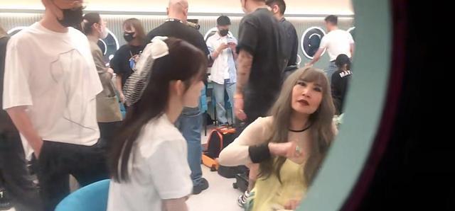 黄奕|徐梦桃在后台还在吃饭，黄奕坐姿狂放，张蔷和赵樱子聊天