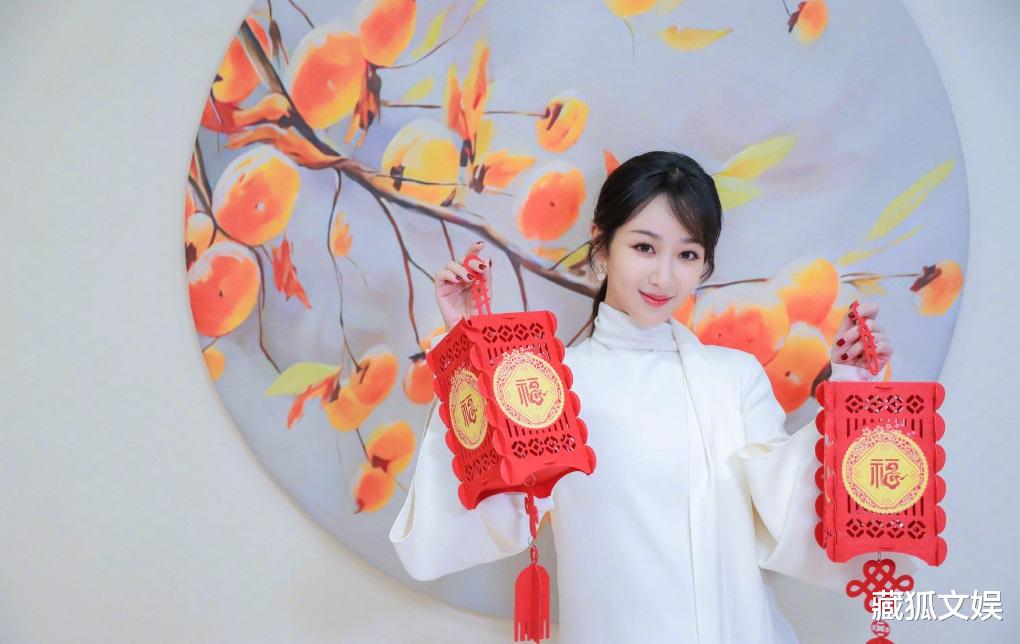 杨紫|杨紫晒过年逛吃vlog,自曝爱吃卤煮不喝豆汁,主动与自己海报合影