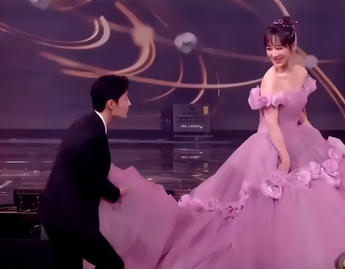 肖战|“心酸顶流”肖战：1天带货8000万，如何从全网黑到创造奇迹？