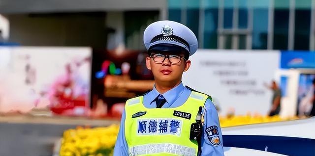 辅警|辅警没有编制，为啥成为很多大学生的心头好？原来有隐藏优势