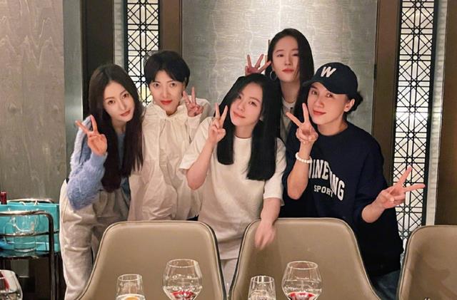 张天爱|张天爱走出徐开骋阴霾，满面奶油为张靓颖庆生，现场搞怪心情大好