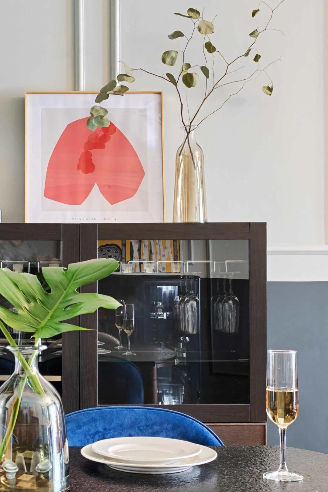 93平美式风三居室采用大胆的配色碰撞,营造出一种独特的优雅