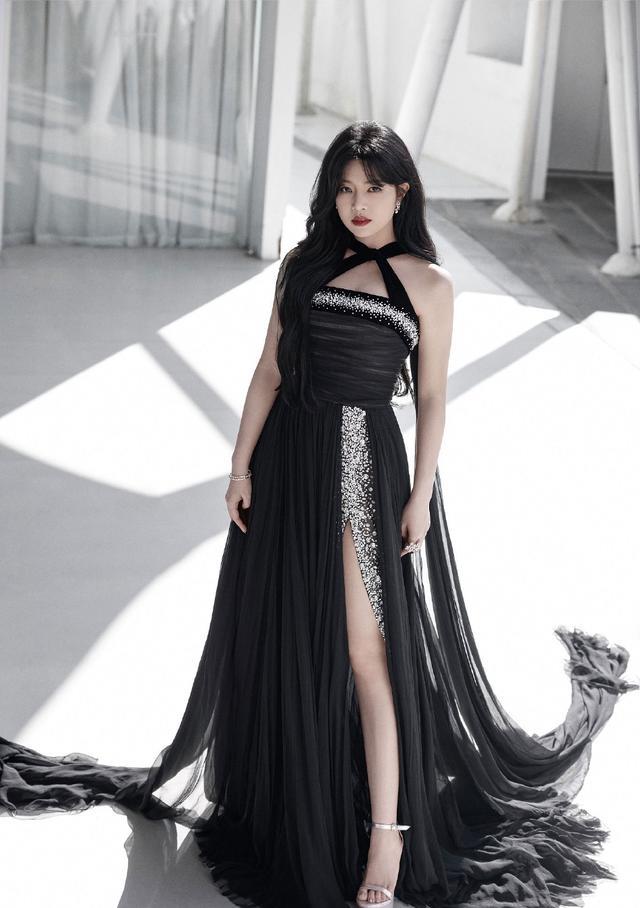 陈妍希|陈妍希穿黑色轻纱银河裙大秀长腿！雪肤玉貌美得让人窒息