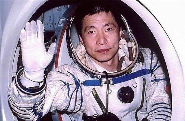 杨利伟进入太空后听到敲窗声，16年后真相揭开，庆幸捡回一命