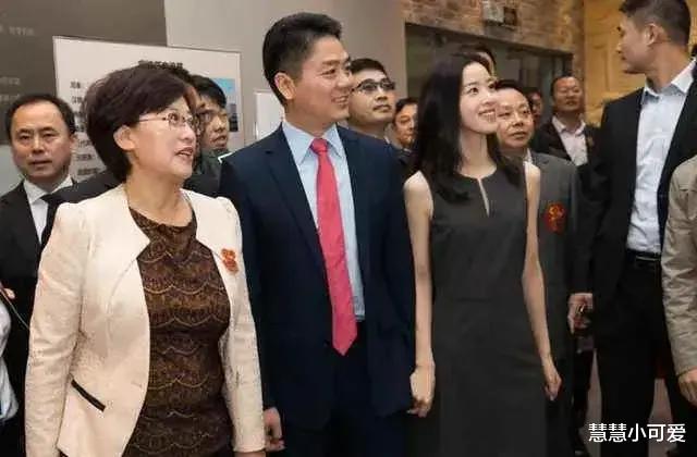 章泽天|差劲的主办方，竟然把刘强东与奶茶妹妹分开坐，太过分了