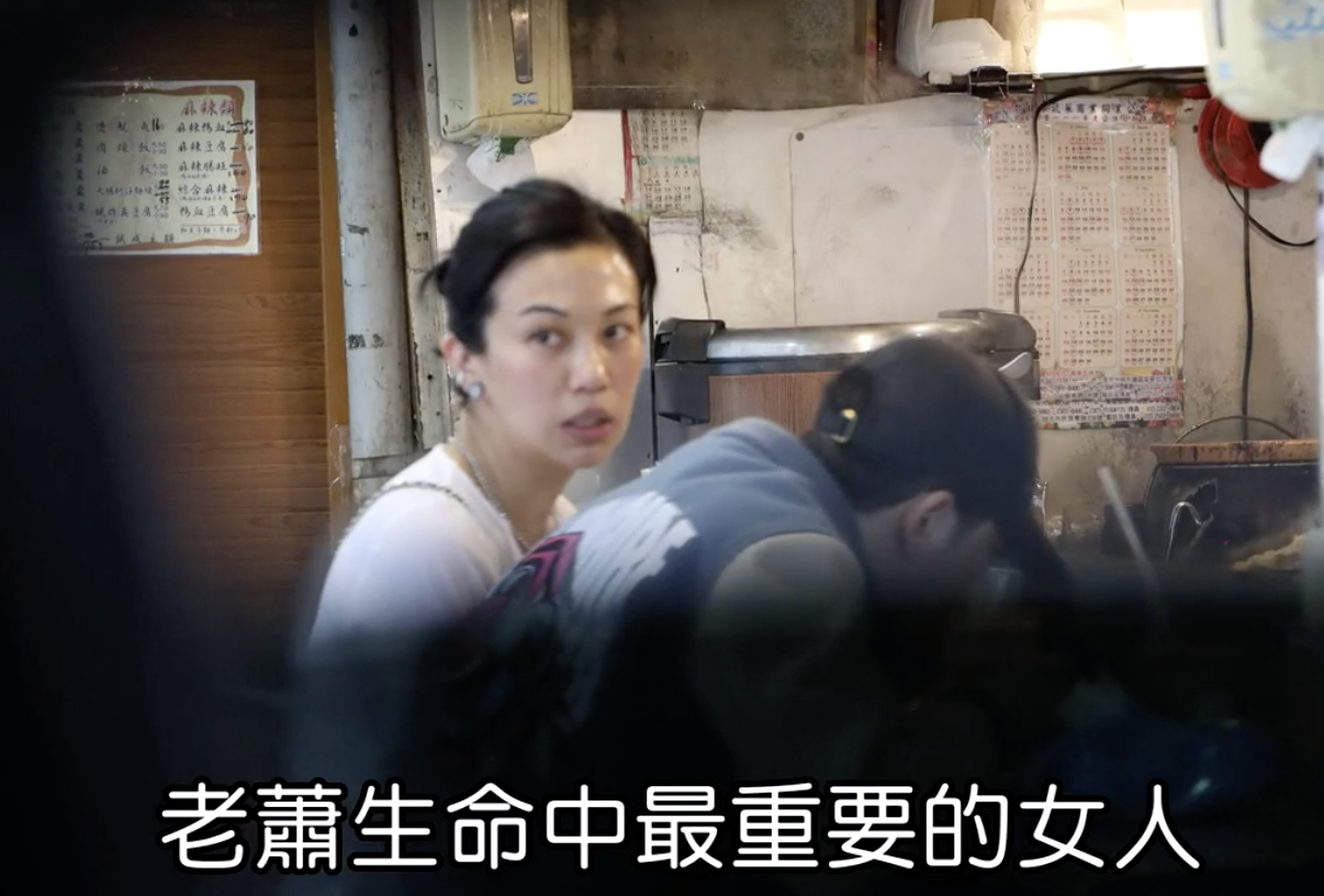 萧敬腾|萧敬腾带48岁女友经纪人吃路边摊,朴实低调接地气,保镖一路随行