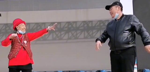 李玉成|马玉琴荣归故里？被孙子接回老家养老，李玉成唱歌表情凝重