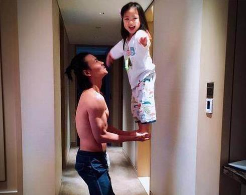 晒晒蔡少芬在香港的家,厨房狭窄只能站一人,连调味品都没地方放