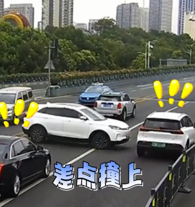 “他凶我,我没办法”,乘客闹肚子逼司机违章掉头,司机委屈哭诉
