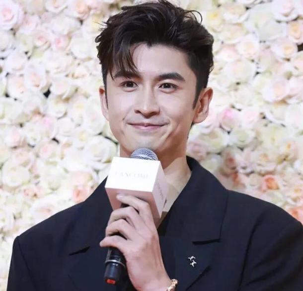 张凌赫|7位笑起来颜值反差大的明星：张凌赫褶子多、王俊凯露牙龈