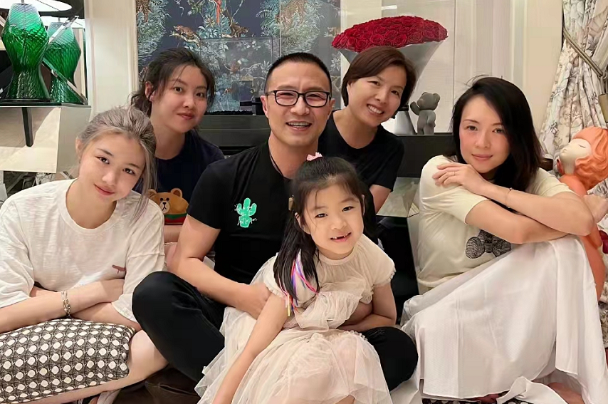 章子怡|群星现身北京看话剧，章子怡刘昊然低调赶场，周冬雨现身白到发光