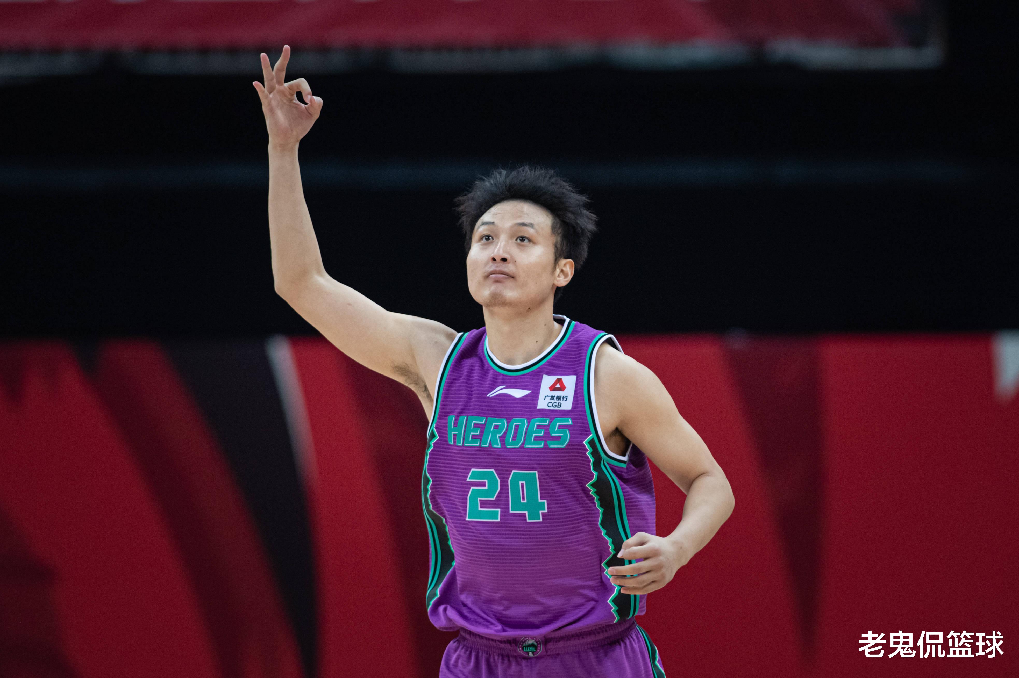 |幸福！娇妻陪同，山东前队长过年登泰山，数据创近4年新低盼爆发