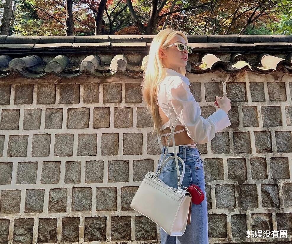 冯提莫|是金发尤物啊!SOMI全昭弥晒出游私照,果敢的露背装吸睛