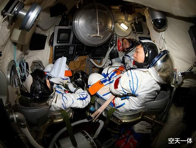 神舟十五就要发射了,航天员乘组会是谁,邓清明这回有5成机会?