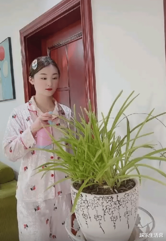 陈亚男|陈亚男视频风格大变，走贤妻良母风做家务，网友：等不及要嫁人？