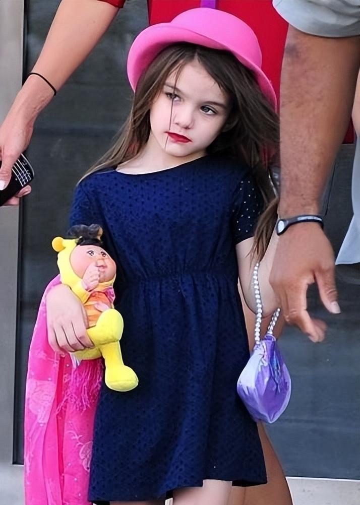 |阿汤哥16岁女儿:肤白貌美,被评“最美星二代”,父女俩8年未见