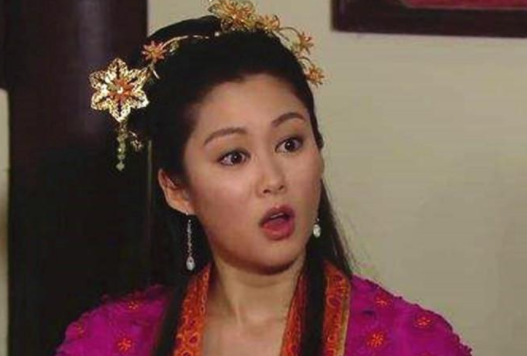 岑丽香|华姐冠军，嫁富豪后三年抱俩，如今晒泳装玩水照，白滑大长腿抢镜