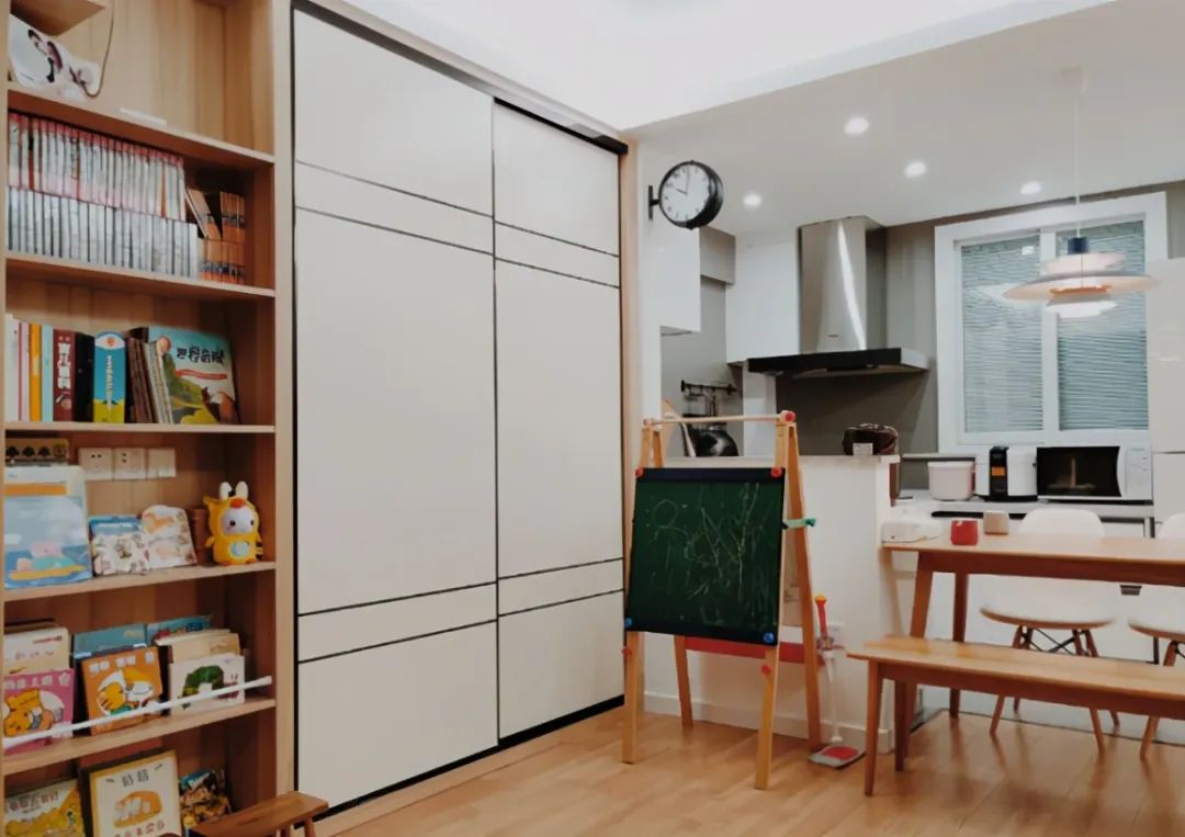 42㎡小户型公寓变两房,满墙储物柜,开放式厨房,实用还不拥挤