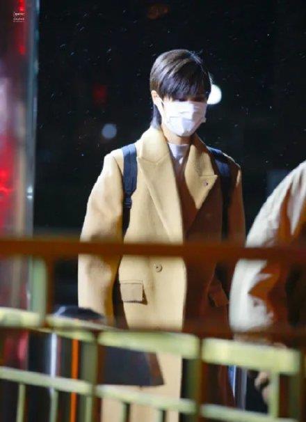 赵丽颖|春晚彩排赵丽颖穿运动装、戴围巾挺厚实,李宇春不怕冻穿大衣好酷