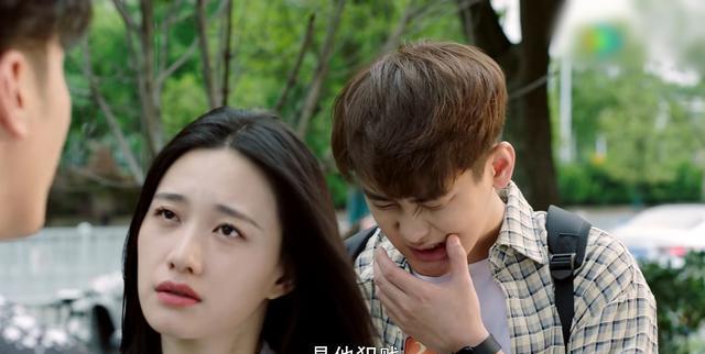 追爱家族|《追爱家族》男三号太惨了吧，穿的戴的用的吃的，几乎都是“绿”