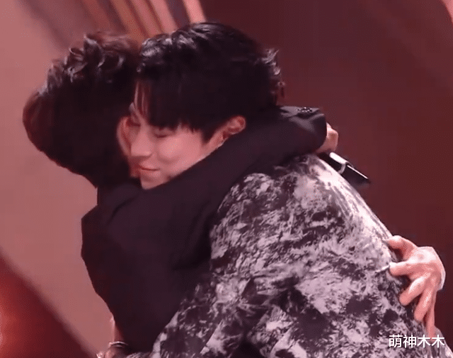 何炅|何炅晚会落泪遭质疑，被曝父亲去世强撑上场，谢娜隔空拥抱惹猜测