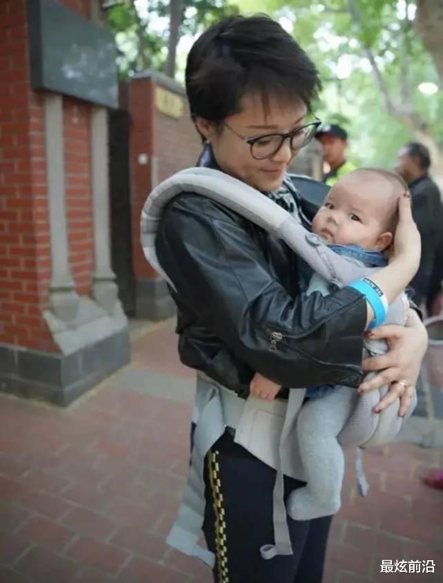 袁立|袁立和小11岁老公带儿子逛街，皮衣配长裤真有范儿，老公气质儒雅