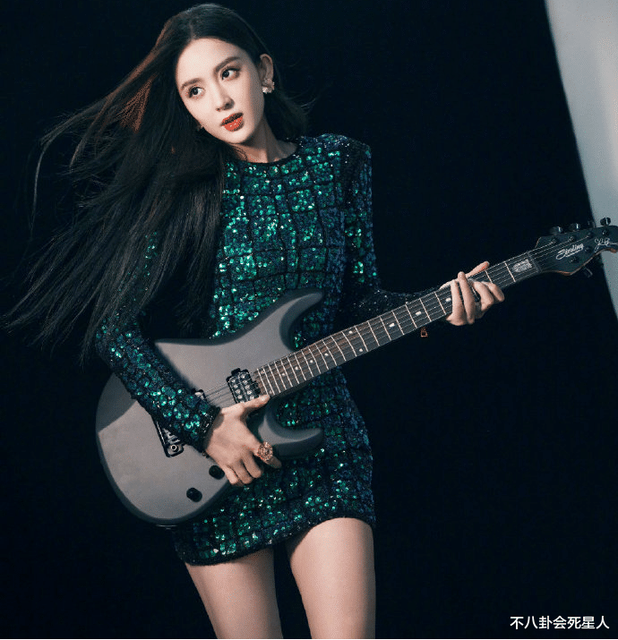 跨年 ?26位女星跨年争艳大戏:杨幂穿貂,杨紫撩开刘海,一个比一个有招