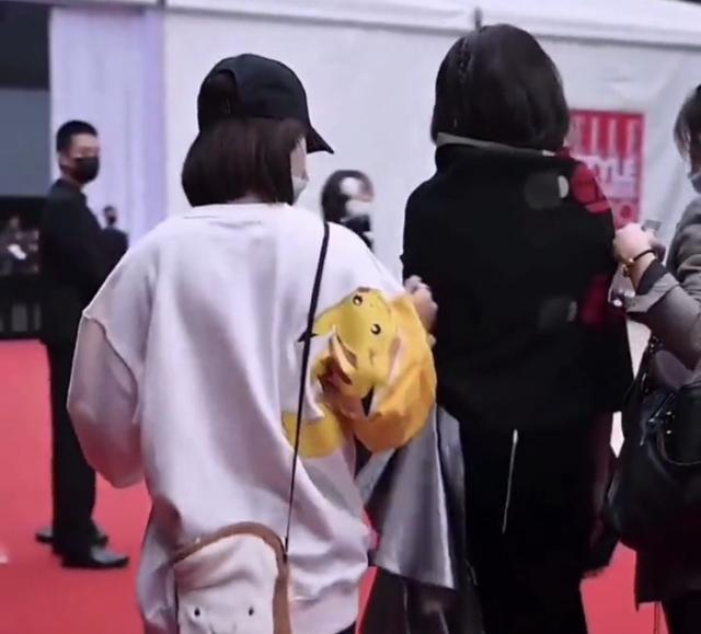 白梦妍|白鹿露肩装走红毯,手压肚子秀小蛮腰,助理怕走光给披上外套