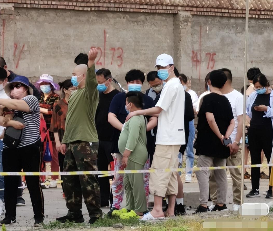 郭德纲|郭德纲二婚老婆露面探班，拎7万奢侈包浑身肉，儿子挺大肚很像爸