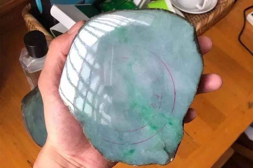 翡翠|经不起诱惑买下块翡翠原石,连切3刀,刀刀切涨!