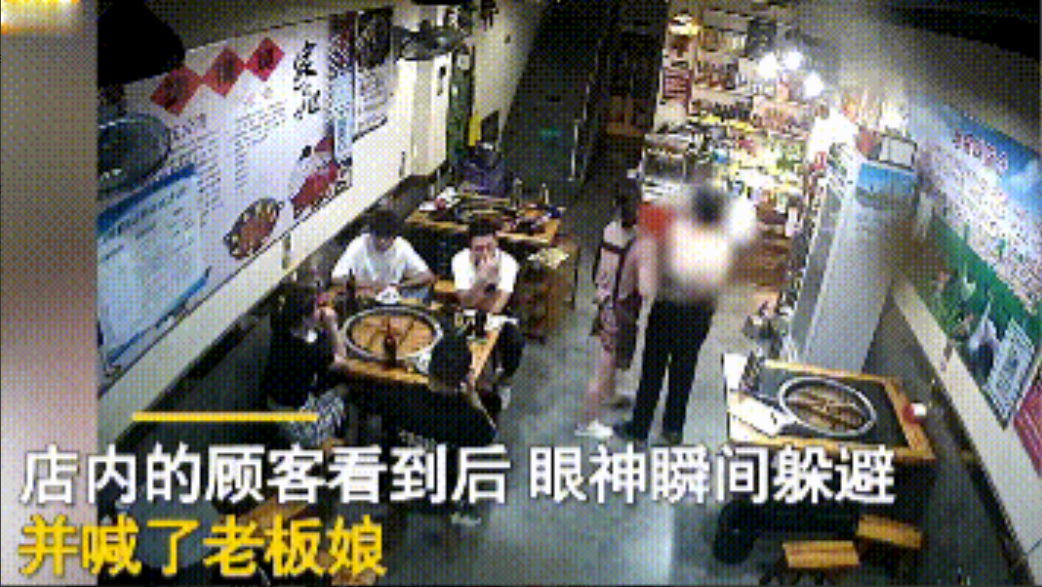 河南郑州,3男1女去餐馆吃饭,在等待上菜时,突然门外走进来一名女子