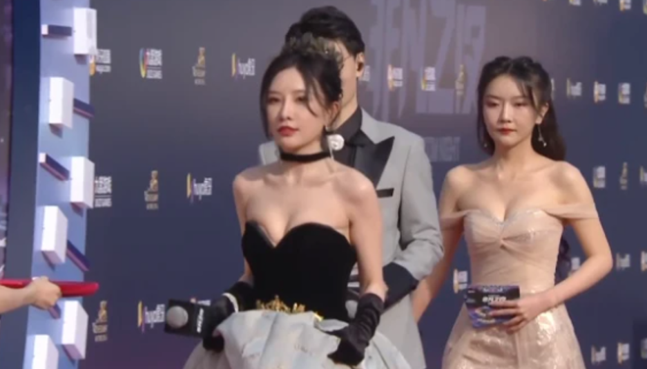 穿衣搭配|同样是牛奶袜，林七七完胜腐团儿，男生更喜欢，自带的青春感觉