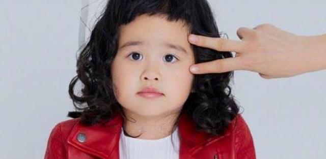 包文婧|女大十八变！包文婧罕见晒女儿饺子吃沙冰的照片，模样乖巧惹人爱