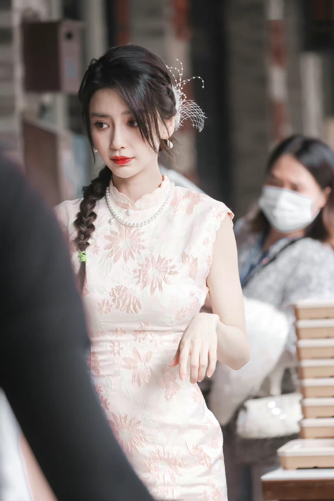 |Baby穿粉色旗袍录节目，身形骨感腰肢纤细，大红唇秒变民国名媛