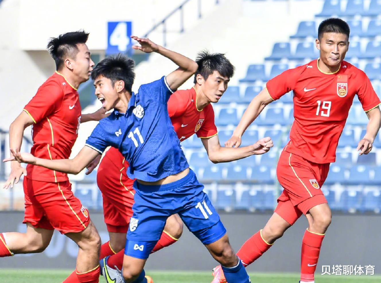国足|国足4-2引争议？方昊打脸于大宝：不懂球不回传！不会保护性接应