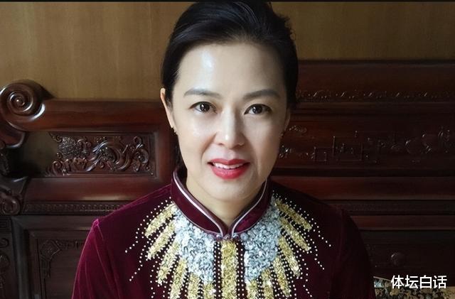 赵丽颖|张常宁13口全家福！50岁妈妈美如关之琳，大哥高有2米，嫂子颜值高