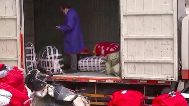 女子和丈夫重复支付近2万元快递费，当事人：快递员说把钱花光了，现在还把我拉黑了